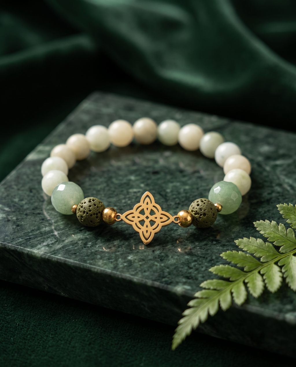 Diffuser-Armband KELTISCHER KNOTEN von VJORA mit Jadeperlen, facettiertem Aventurin, grünen Lavaperlen und goldfarbenem keltischen Knoten