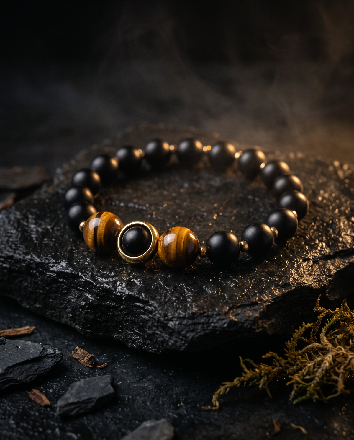 Perlenarmband TIGERAUGE von VJORA mit mattschwarzen Natursteinperlen, zwei Tigeraugen und vergoldetem Ring